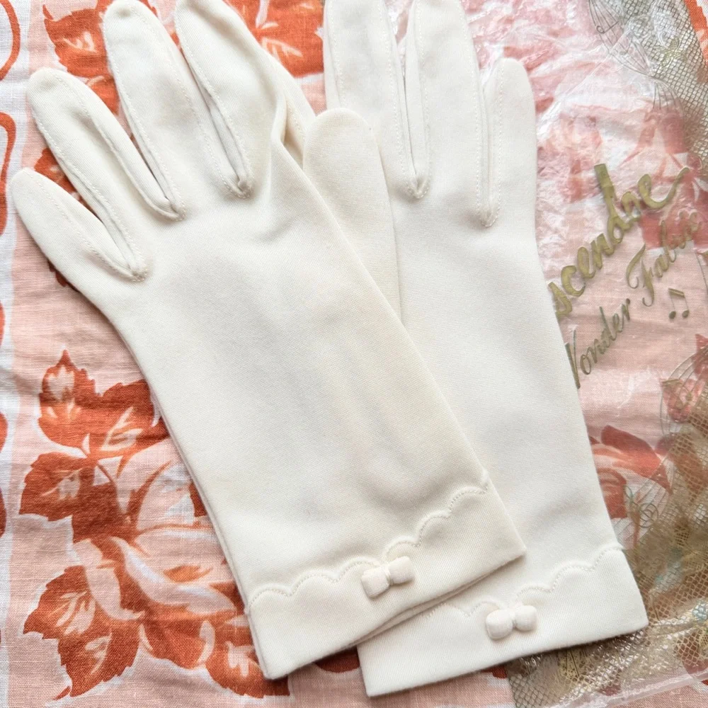 Vintage NWT Gloves With Bow Detail
